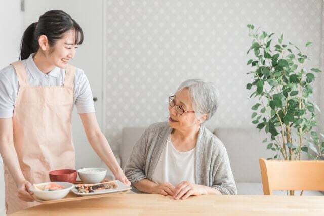 入居者に食事を提供する介護士